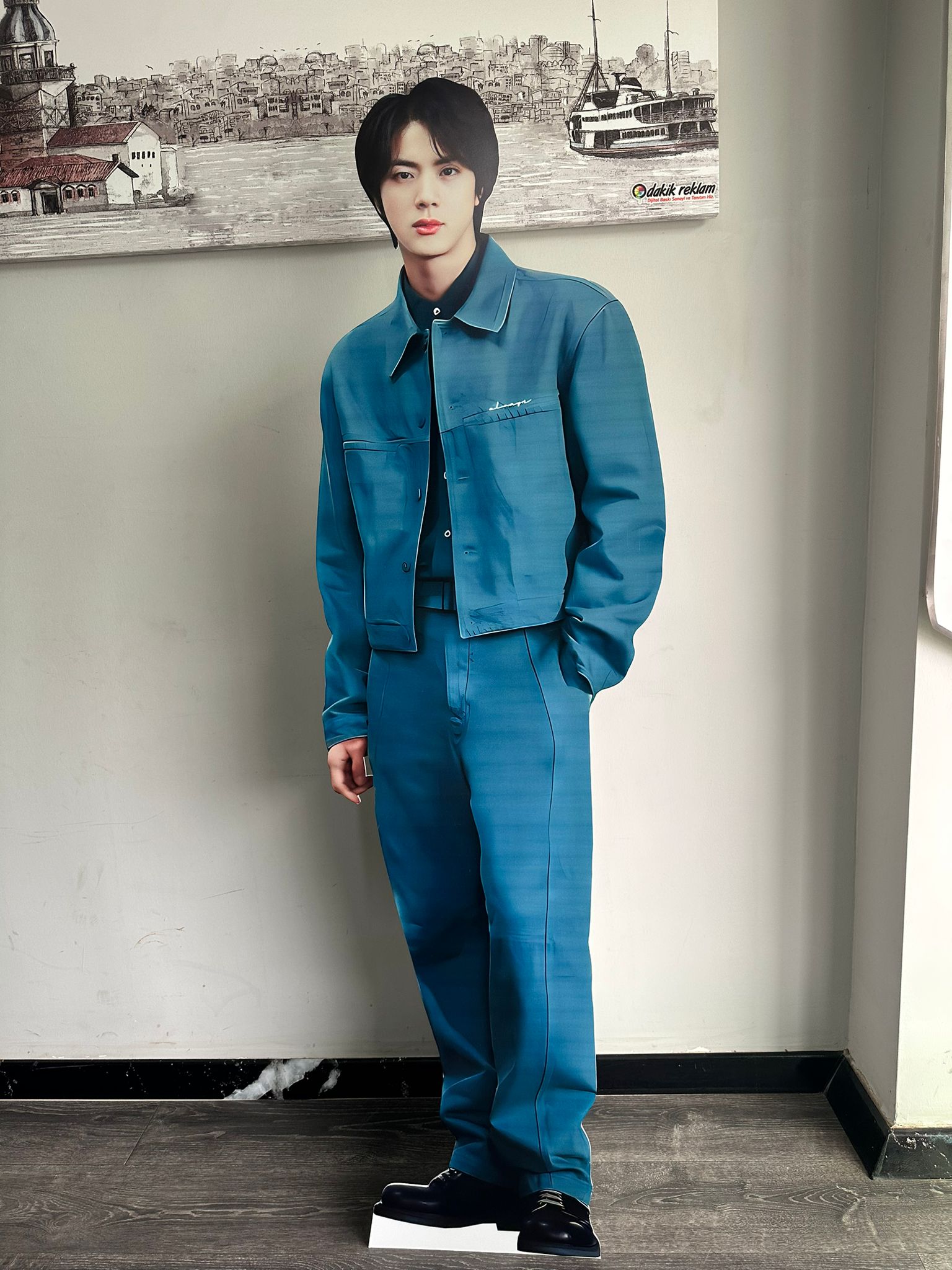BTS Kim Seok-jin Maketi Ayaklı  2 Boyutlu Tam Boy Plastik Maket